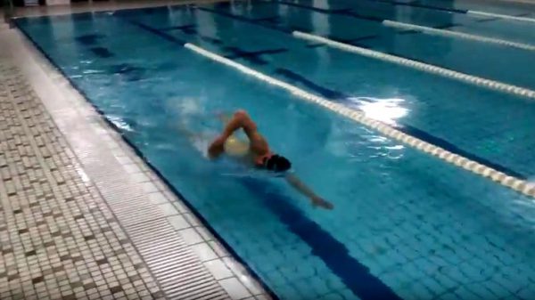 ポイントは”脇”の使い方！「フィンガーネイル」で効率的なクロールのストロークを手に入れよう！ かとすい